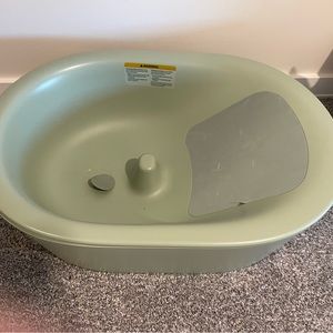 Never used Lalo infant Bathtub. We received as a gift, never used.
